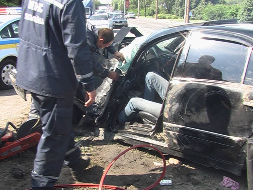 В Днепропетровске водителю Мерседеса два с половиной часа спасали левую ногу (ФОТО) (фото) - фото 24