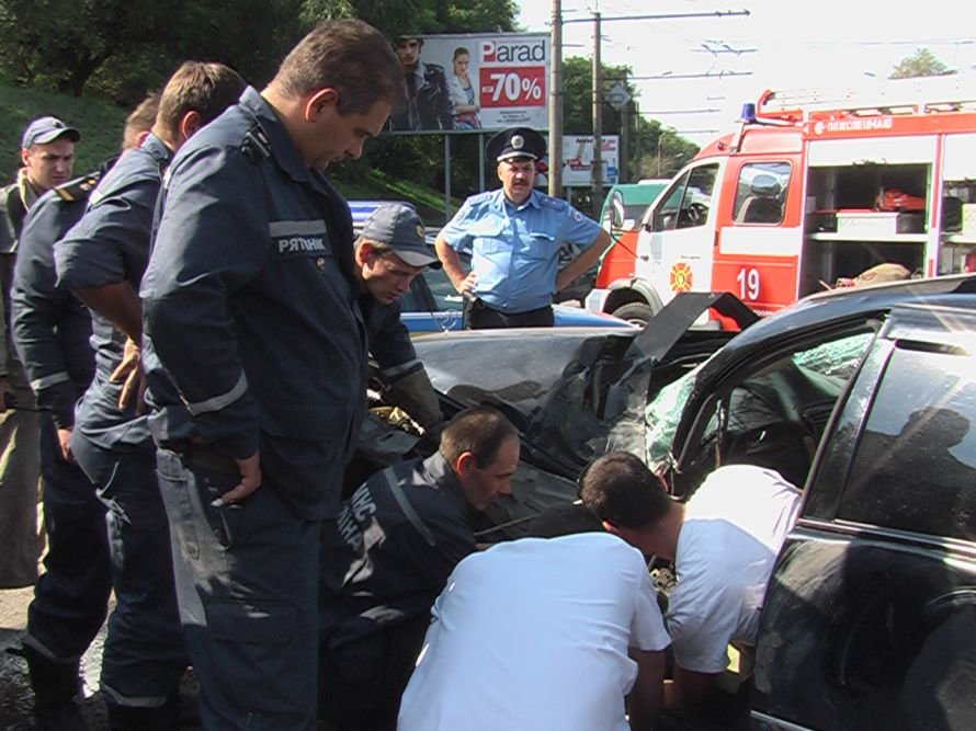В Днепропетровске водителю Мерседеса два с половиной часа спасали левую ногу (ФОТО) (фото) - фото 2