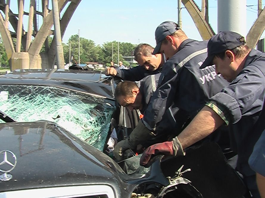В Днепропетровске водителю Мерседеса два с половиной часа спасали левую ногу (ФОТО) (фото) - фото 14
