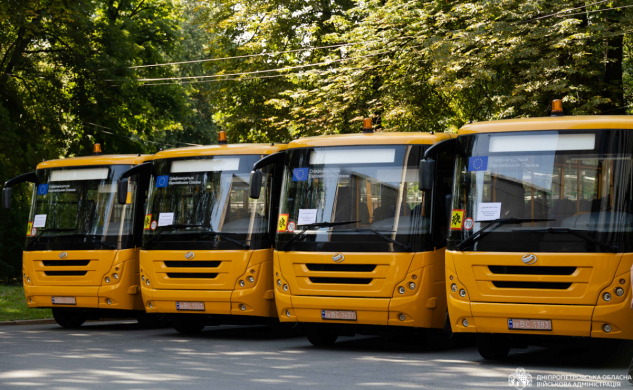 Нові автобуси для школярів Дніпропетровщині: які громади вже отримали 