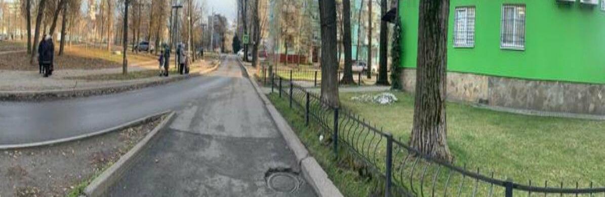 Побачив в руці телефон і почав погрожувати: у Дніпрі посеред дня незнайомець пограбував жінку