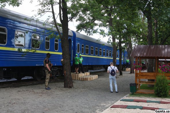 В Ірпені жителів розбомблених квартир заселили у спеціальні вагони 