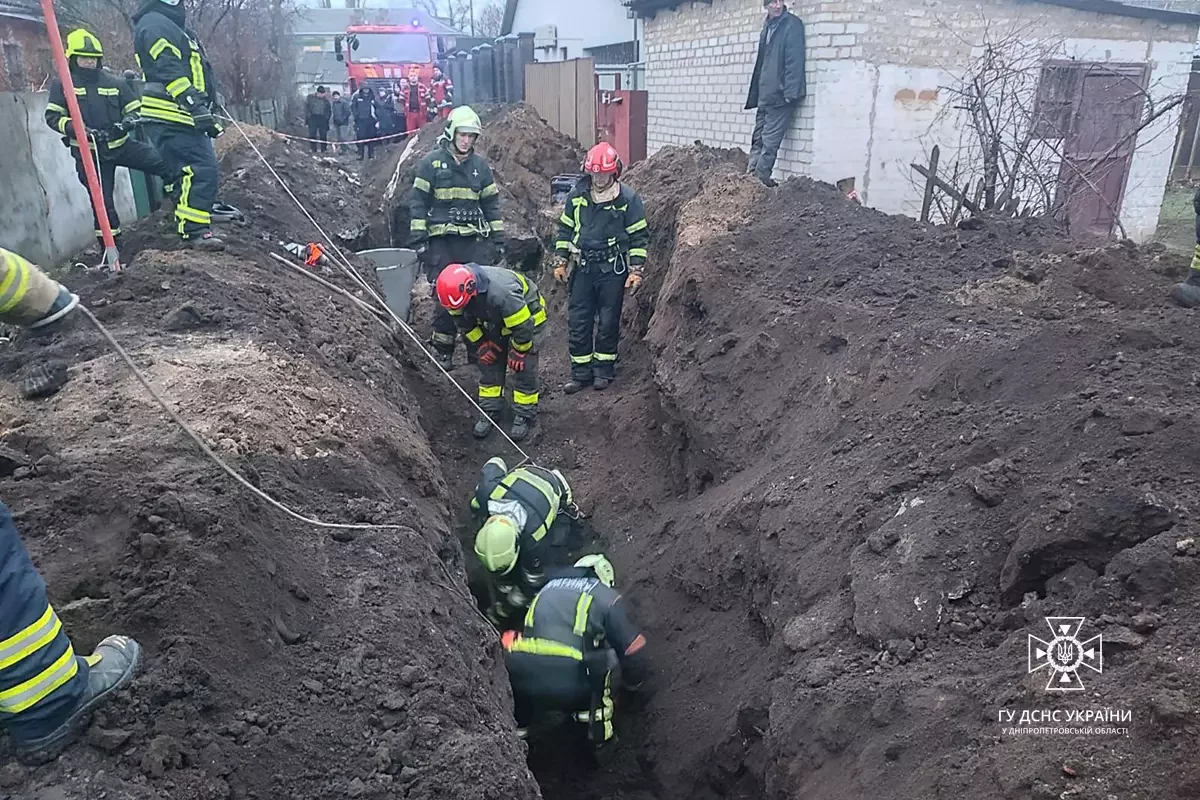 Трагедія через зсув ґрунту та палаючий будинок: рятувальники Дніпропетровщини розповіли про надзвичайні ситуації за минулу добу