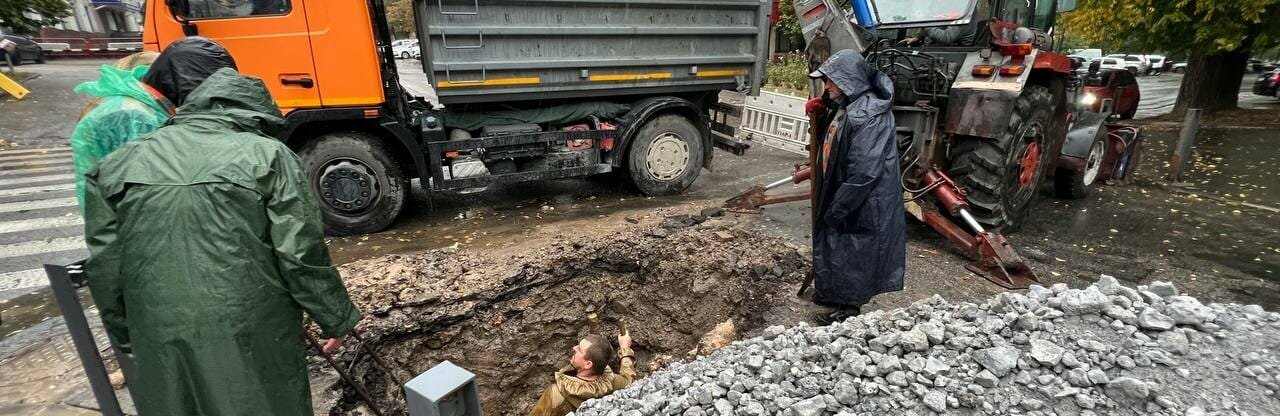 В центрі Дніпра прорвало трубу: зникло водопостачання, обмежено проїзд