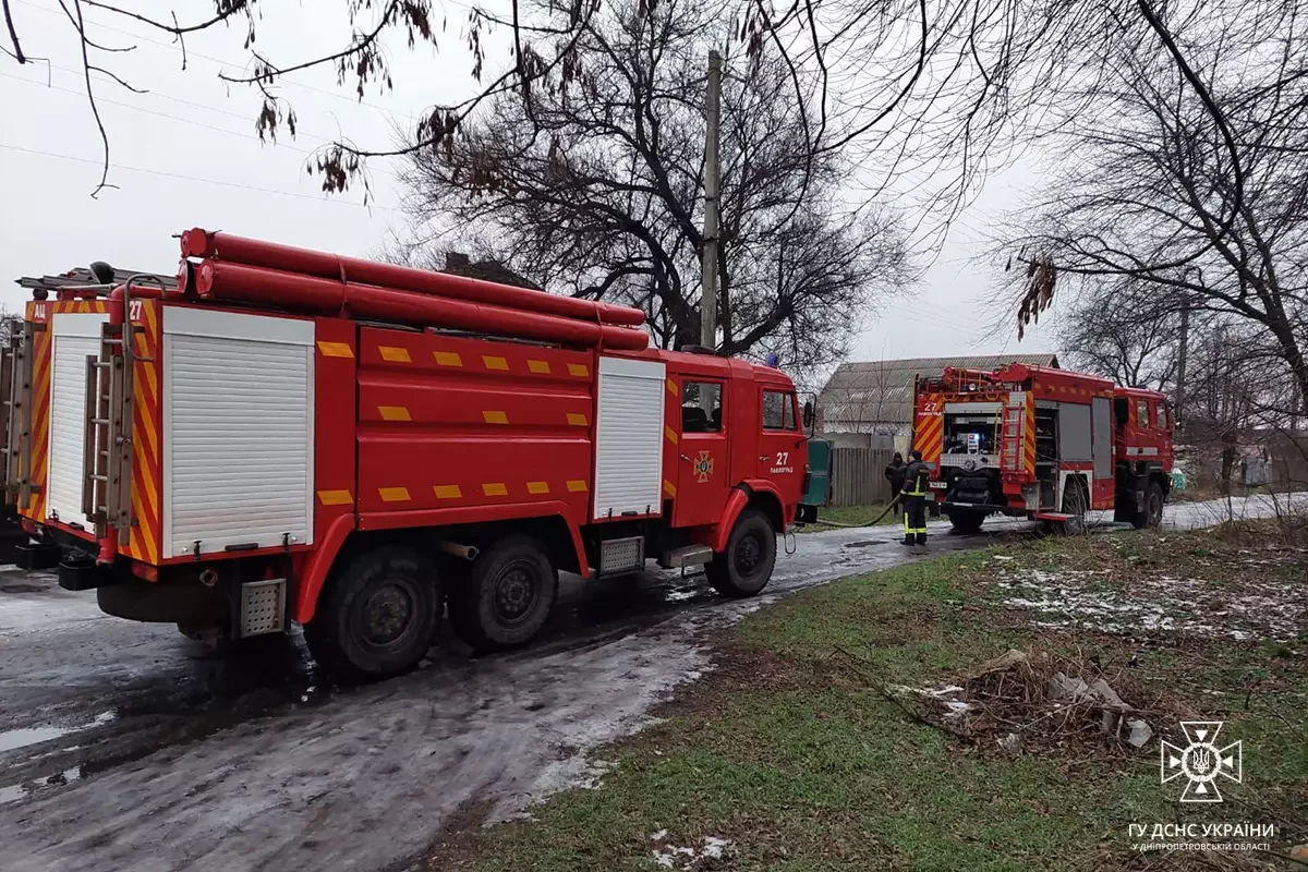 В Дніпрі з пожежі в квартирі врятували господарів, а в Кривому Розі з балкону зняли чоловіка, що звисав головою вниз: надзвичайні ситуації за вихідні