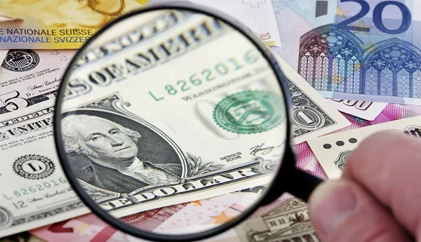 В Україні один з банків припинив приймати долари та євро у терміналах та банкоматах: яка причина