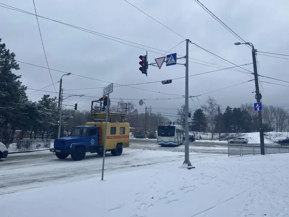 У Дніпрі вантажівка обірвала контактну мережу: стався транспортний колапс