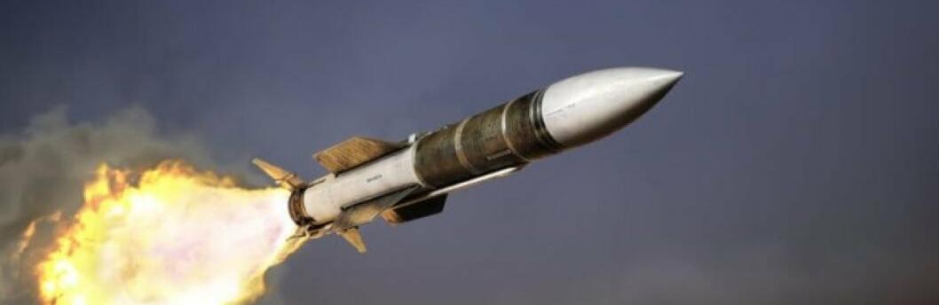 Вибухи у Дніпрі: ворожа ракета вдарила у багатоквартирний будинок
