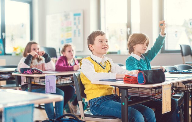 Школярам в Україні рекомендують носити по два рюкзаки: що має бути у другому
