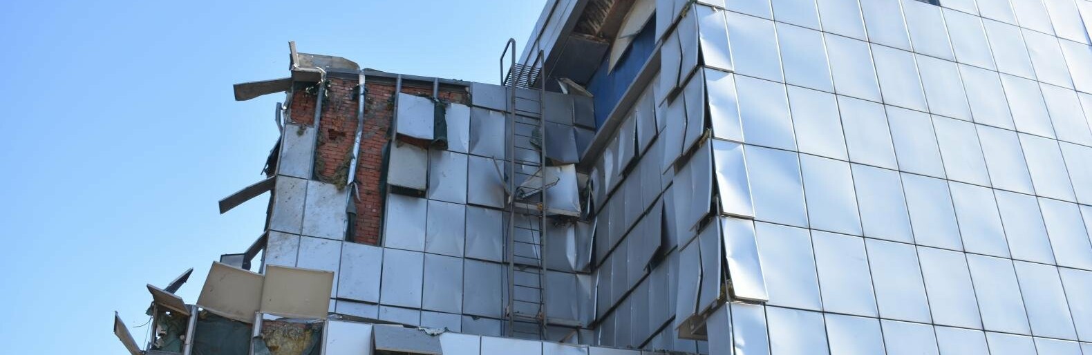Уламки бетону, земля, залізо, скло: як в Дніпрі прибирають басейн 
