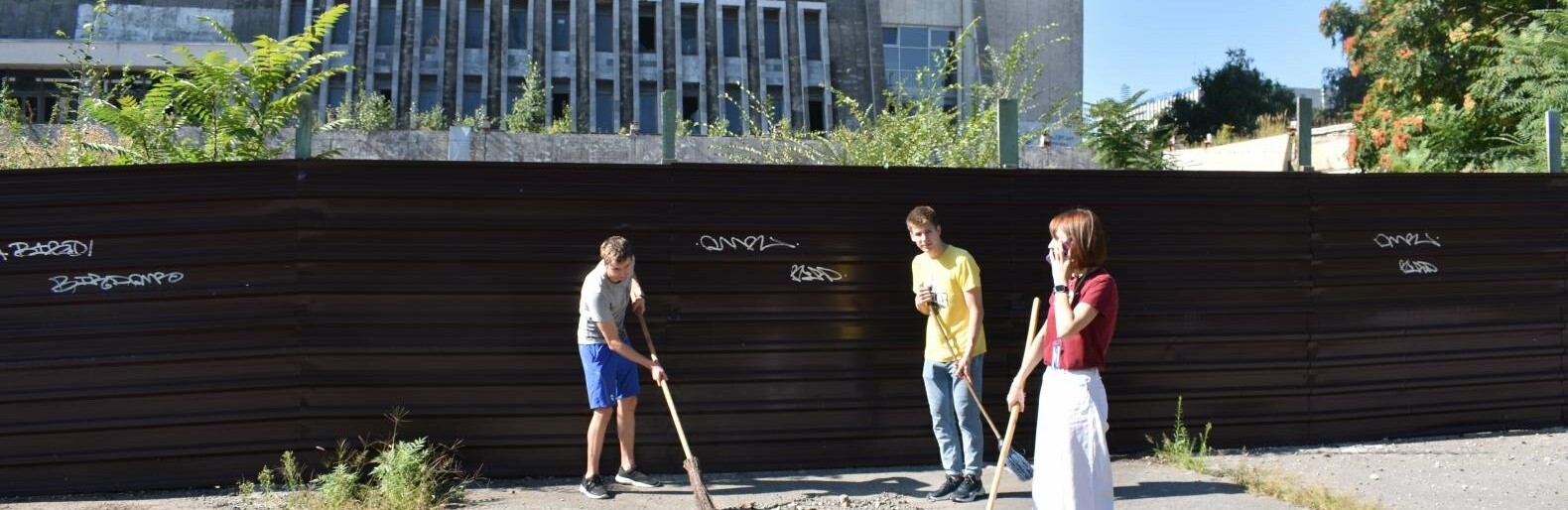 Підмітати скло - не горді, представляти Україну в світі - гідні: юні плавці не змогли стояти осторонь після ракетної атаки по Дніпру