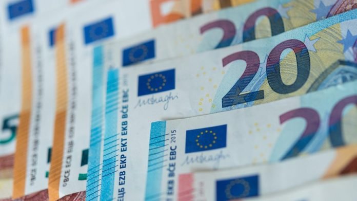 Чи треба платити податки в Україні з грошової допомоги за кордоном
