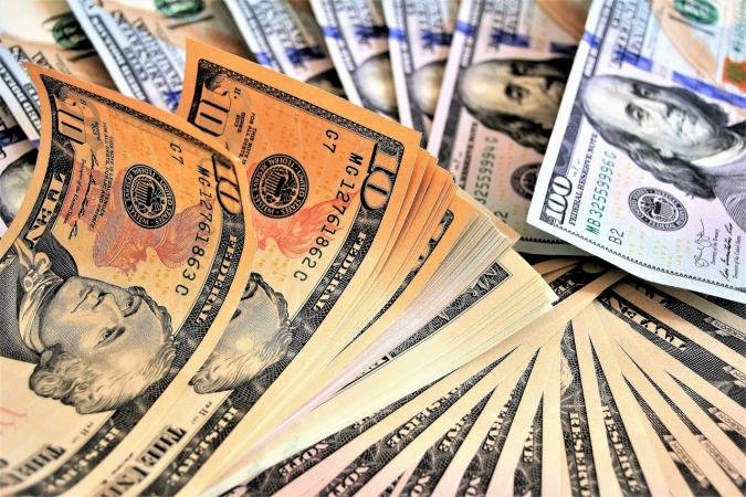 Курс валют: долар та євро подорожчали у продажу