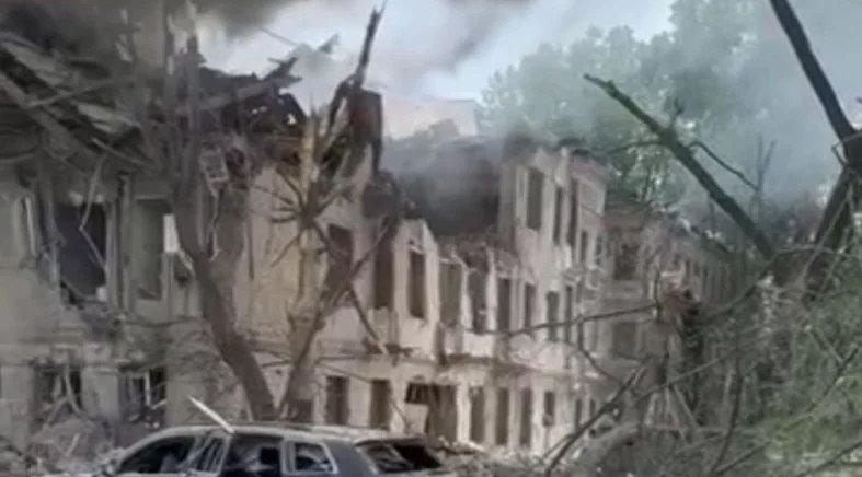 Ракетний удар по Дніпру: в результаті атаки є поранені та загиблі, - ВІДЕО