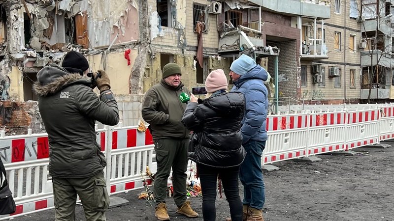 На місці зруйнованої ракетою частини будинку в Дніпрі зведуть меморіальний сквер