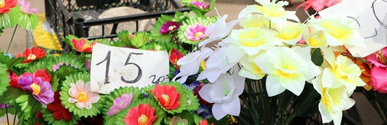 Штрафи до 1700 грн: у Дніпрі карають за стихійну торгівлю штучними квітами та вінками