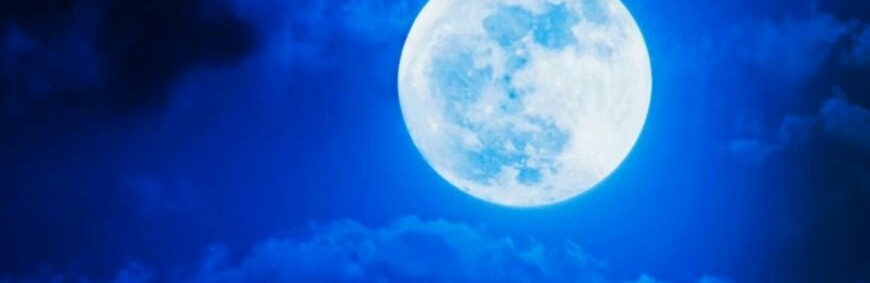 У небі над Україною з’явиться Блакитний Місяць: коли дивитись та чим він особливий