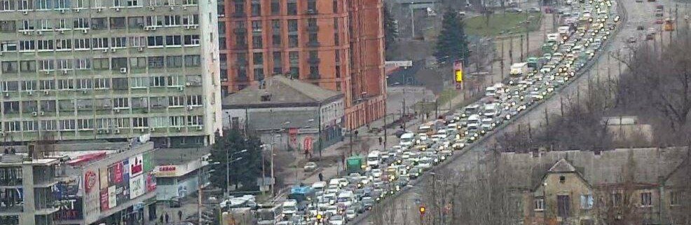 В Дніпрі через ДТП на мосту виник затор: як курсують через це тролейбуси