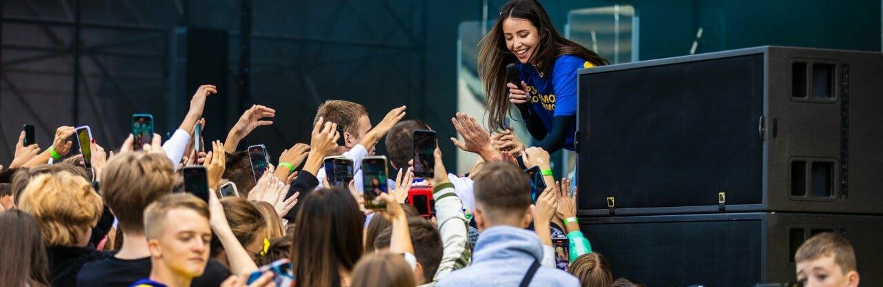 З вірою в перемогу: діти Дніпропетровщини влаштували патріотичний флешмоб