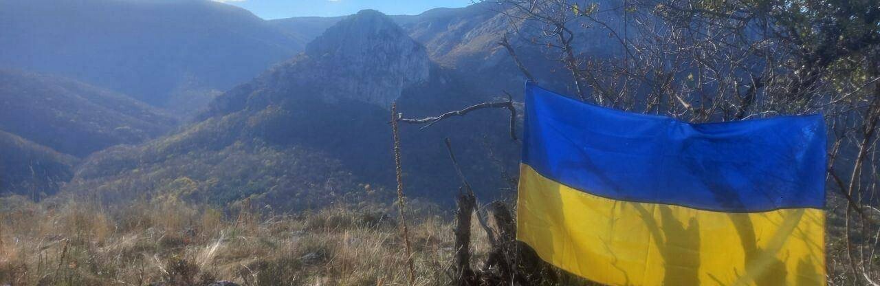 На вершині Криму підняли великий прапор України