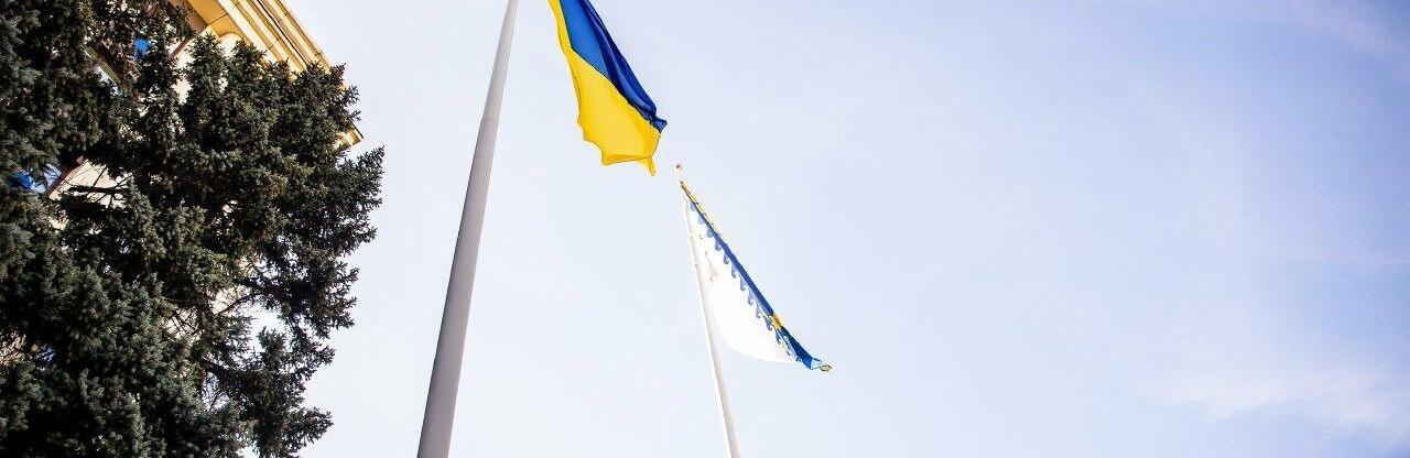 Символ незалежності: в Дніпрі урочисто підняли державний прапор
