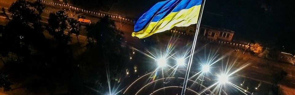 Негода у Дніпрі: сильний вітер пошкодив прапор на найвищому флагштоці, - ФОТО