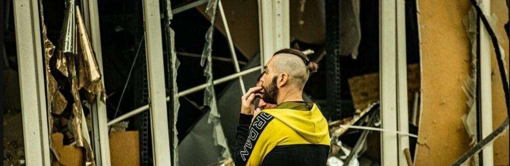 «Я втратив бізнес. Працівники налякані, але живі», – власник зруйнованого ворожою ракетою магазину в Дніпрі