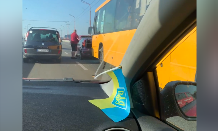 Рух транспорту ускладнено: у Дніпрі на мосту сталася аварія