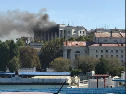 Вибухи та тривога в Севастополі: повідомляється про ракетний удар по штабу флоту рф 