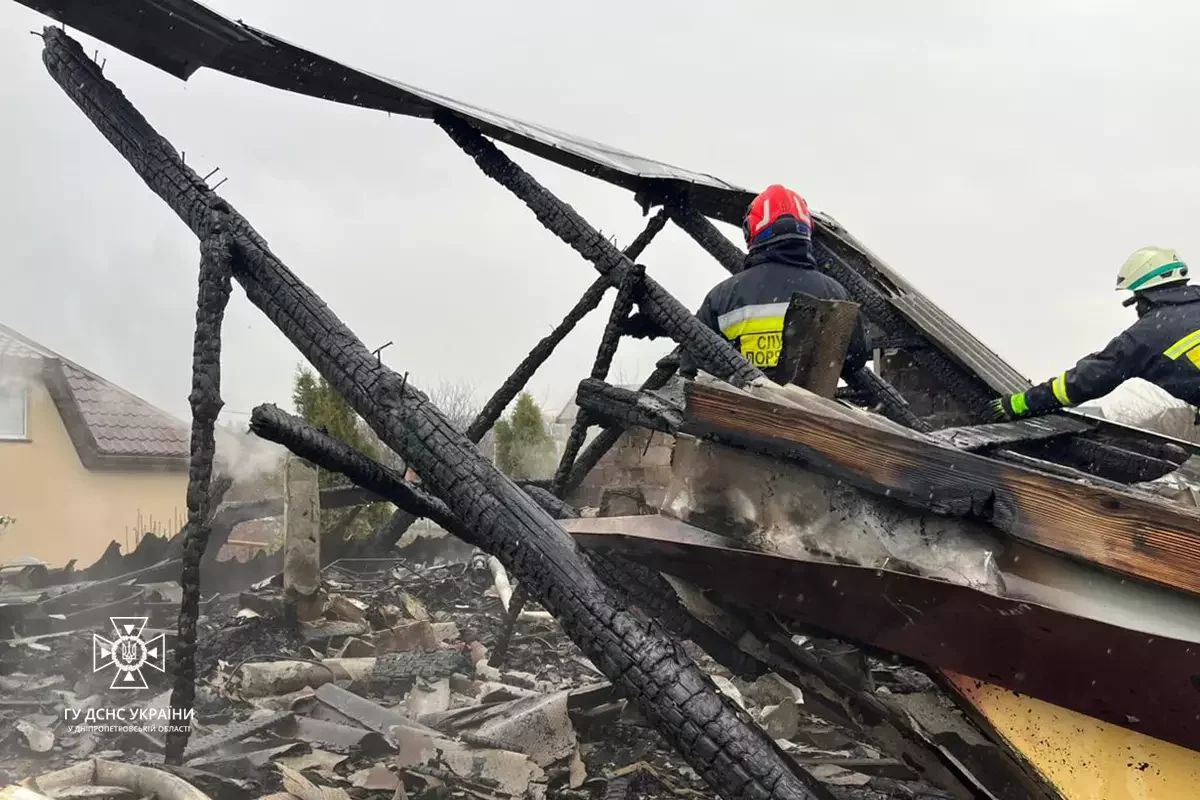 Сильна пожежа в Дніпрі: рятувальники розповіли, що сьогодні гасили близько години