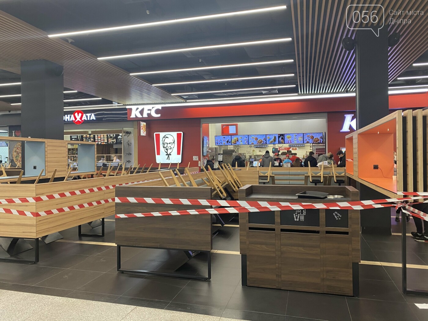 Заведения работают на вынос, но посетители забыли о дистанции Заведения работают на вынос, но посетители забыли о дистанции