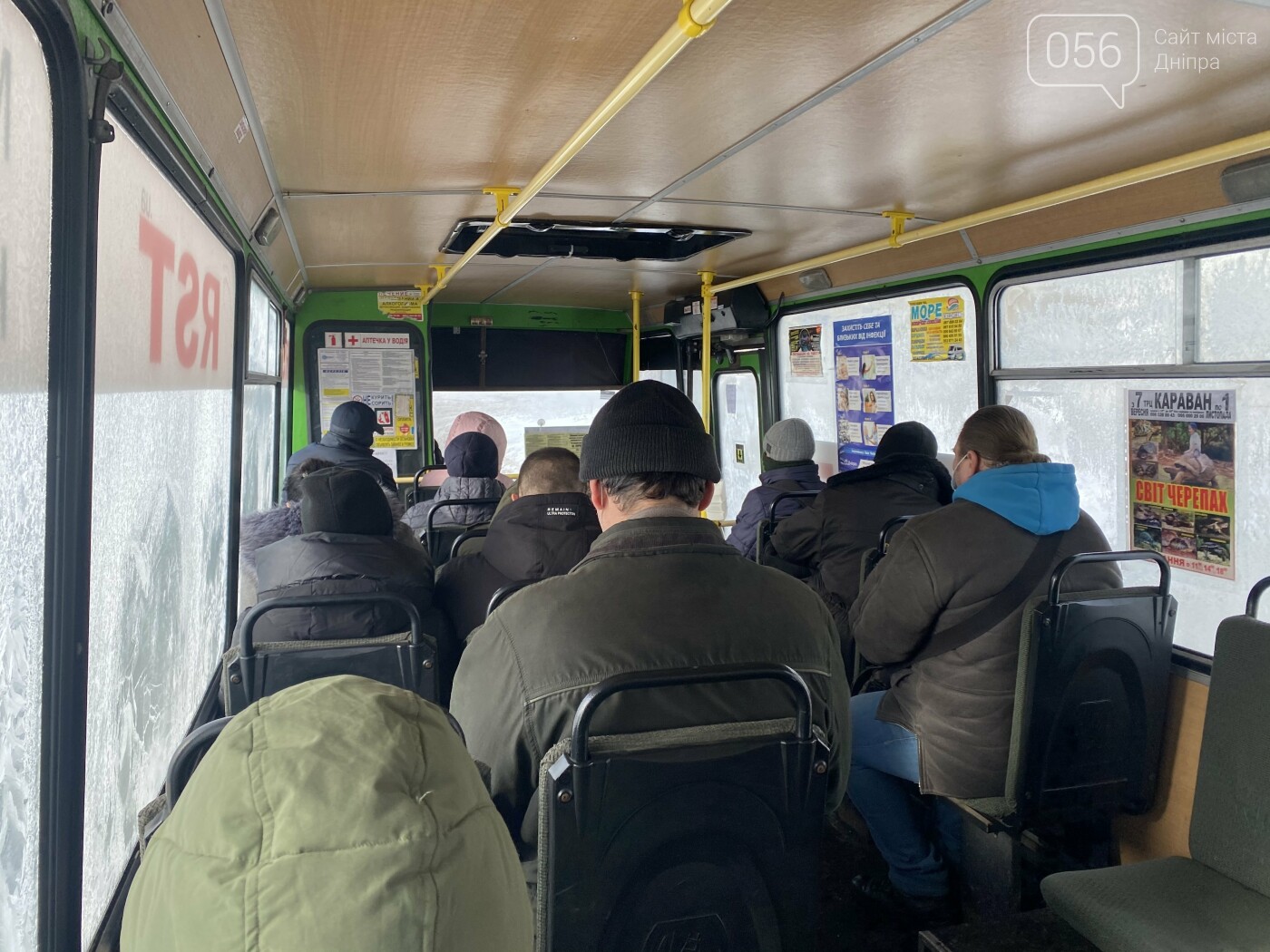 Автобус сделал несколько остановок, но пассажиров уже много