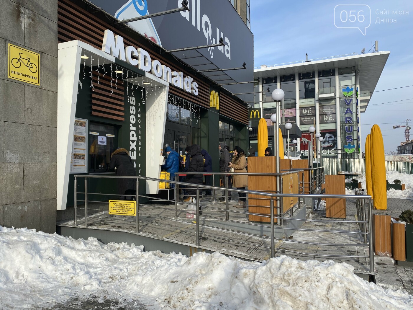 Люди готовы стоять даже в мороз, чтобы отведать любимую еду