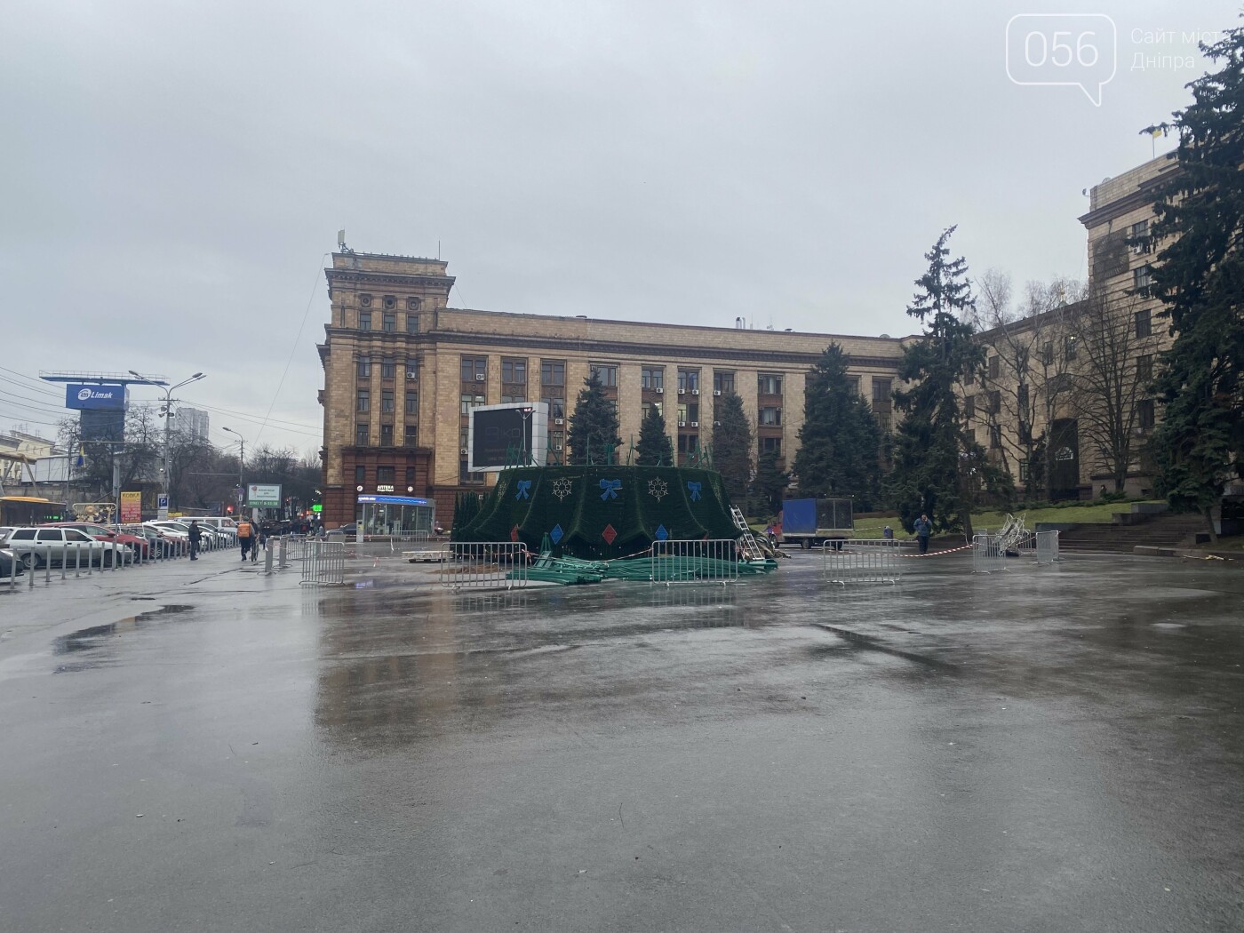 В Днепре демонтируют новогоднюю ёлку, фото-1