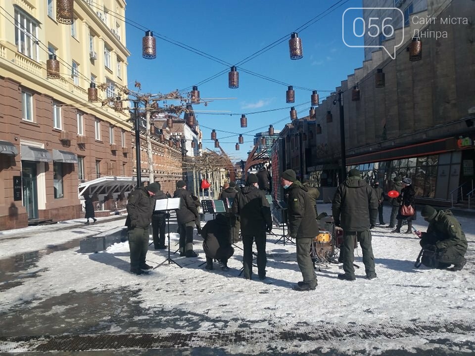 В Днепре на улице Короленко Национальная гвардия сыграла праздничный марш, фото-2