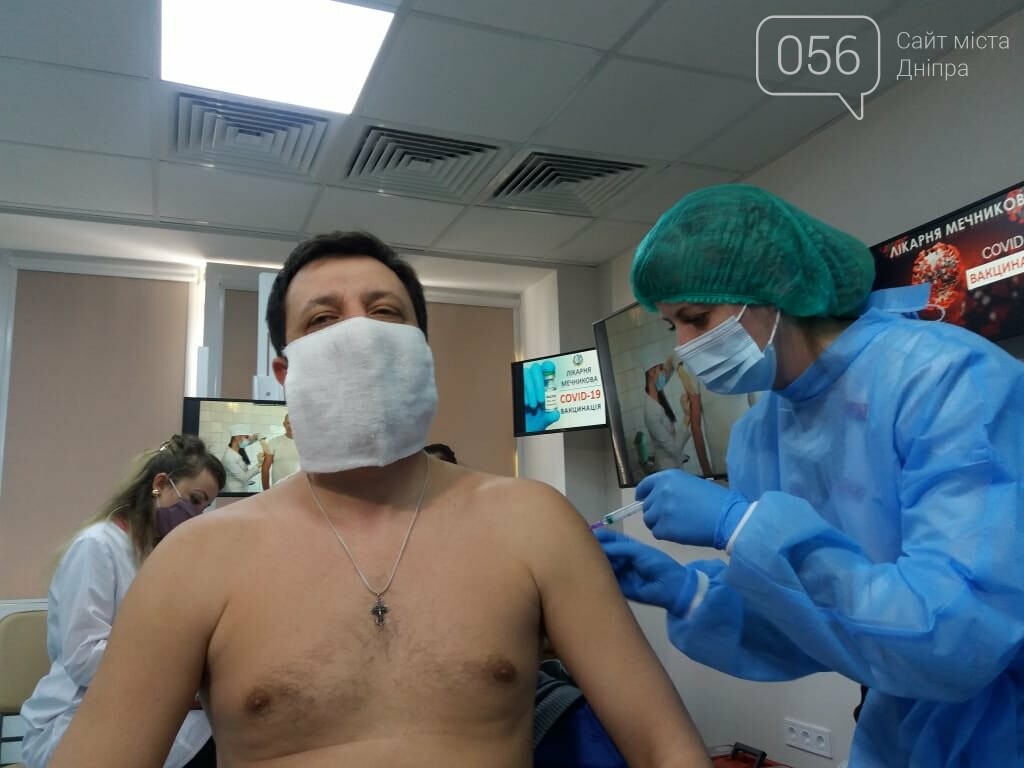 В Днепре еще 100 врачей больницы Мечникова вакцинировались от COVID-19, - ФОТО, ВИДЕО, фото-10