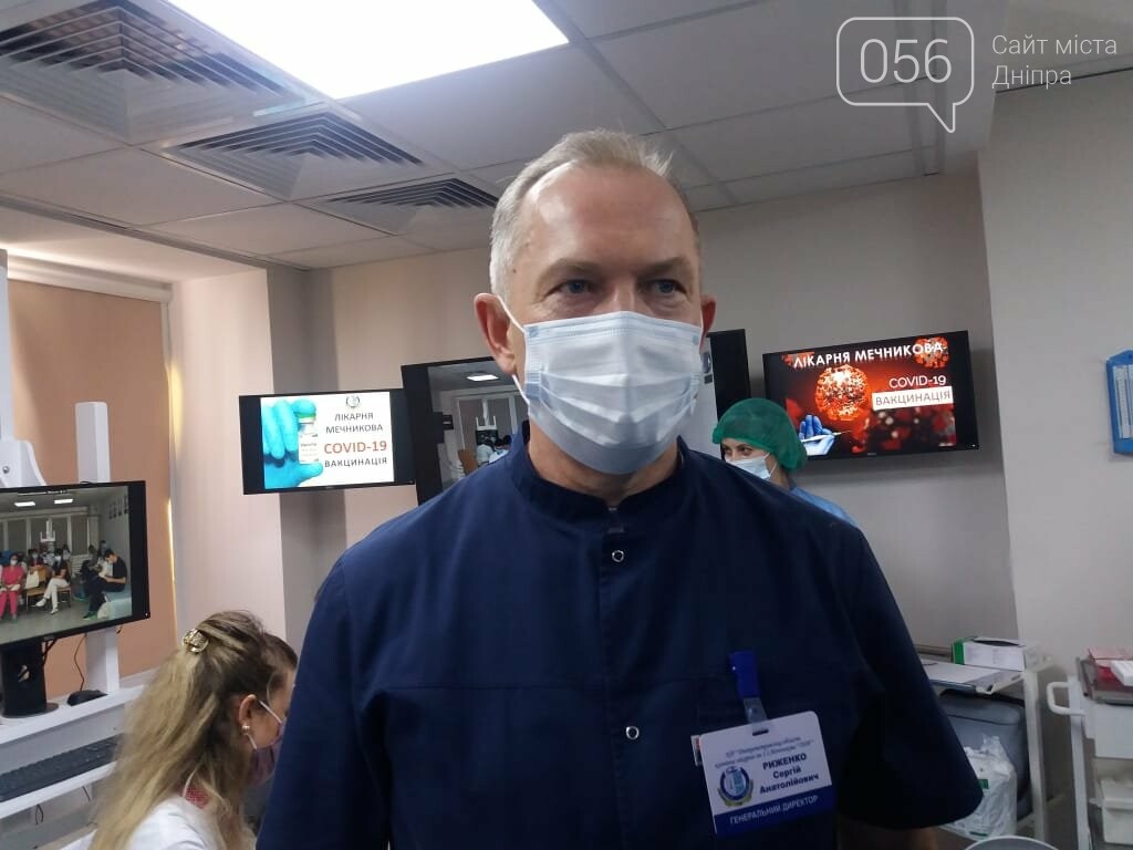 В Днепре еще 100 врачей больницы Мечникова вакцинировались от COVID-19, - ФОТО, ВИДЕО, фото-1
