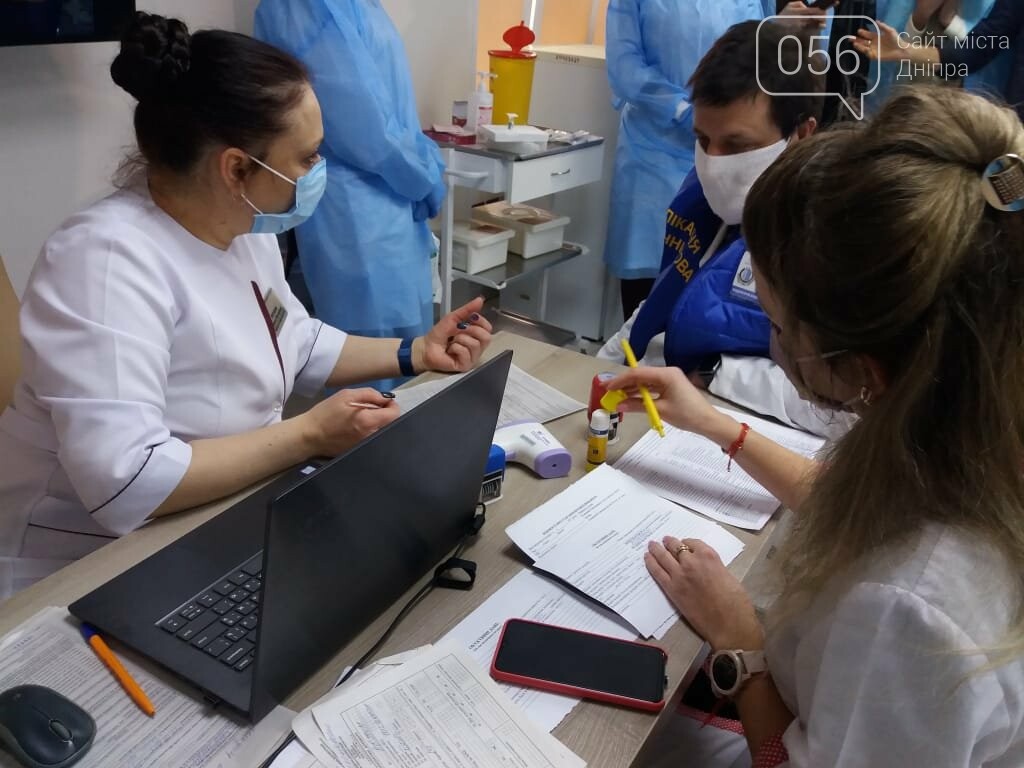 В Днепре еще 100 врачей больницы Мечникова вакцинировались от COVID-19, - ФОТО, ВИДЕО, фото-9
