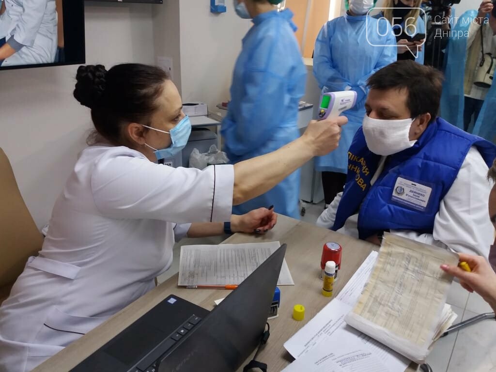 В Днепре еще 100 врачей больницы Мечникова вакцинировались от COVID-19, - ФОТО, ВИДЕО, фото-3