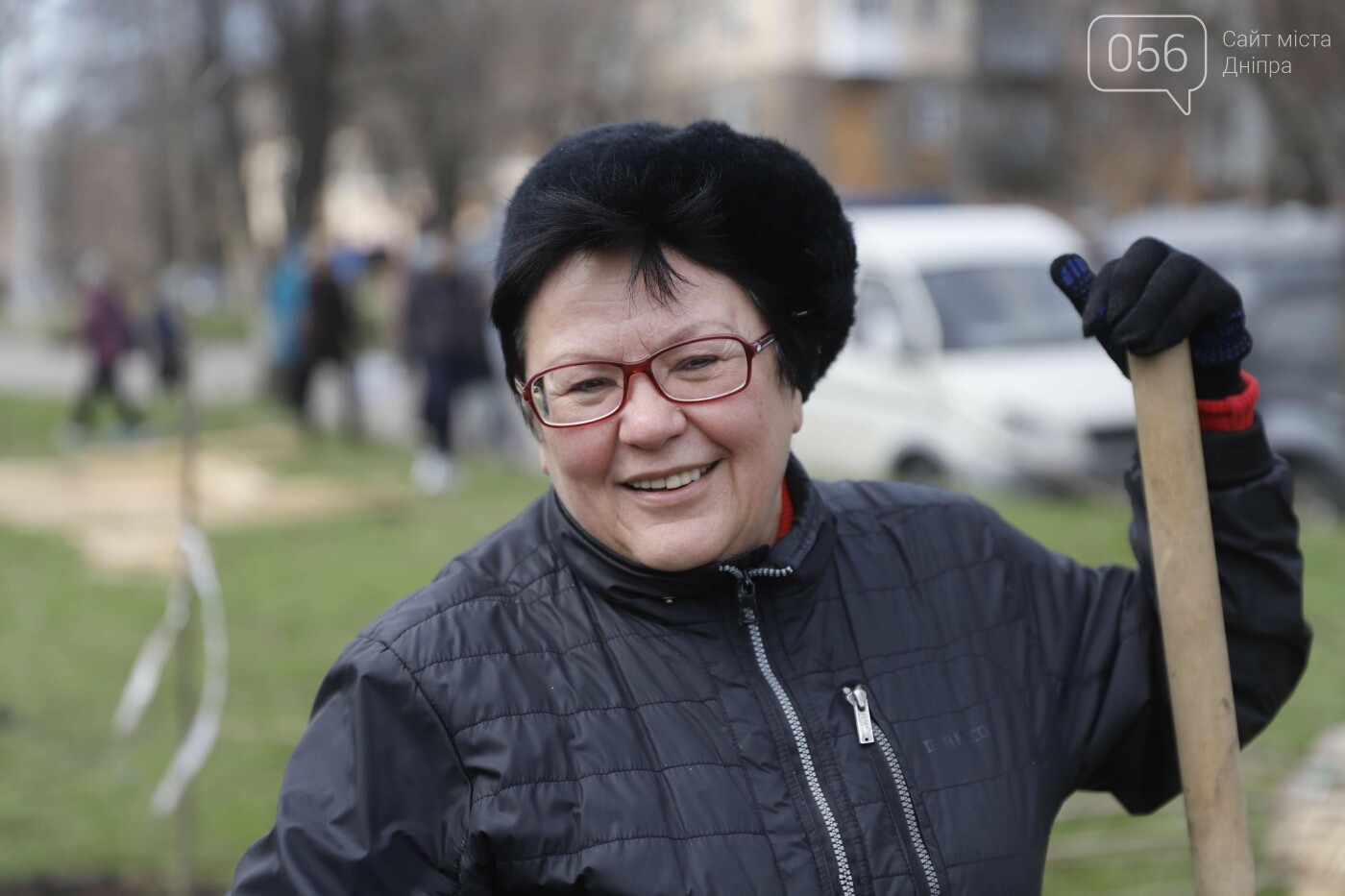 Днепр цветущий: дети и горожане элегантного возраста вмест..., фото-14 Днепр цветущий: дети и горожане элегантного возраста вместе высаживают деревья для нового сквера, фото-14