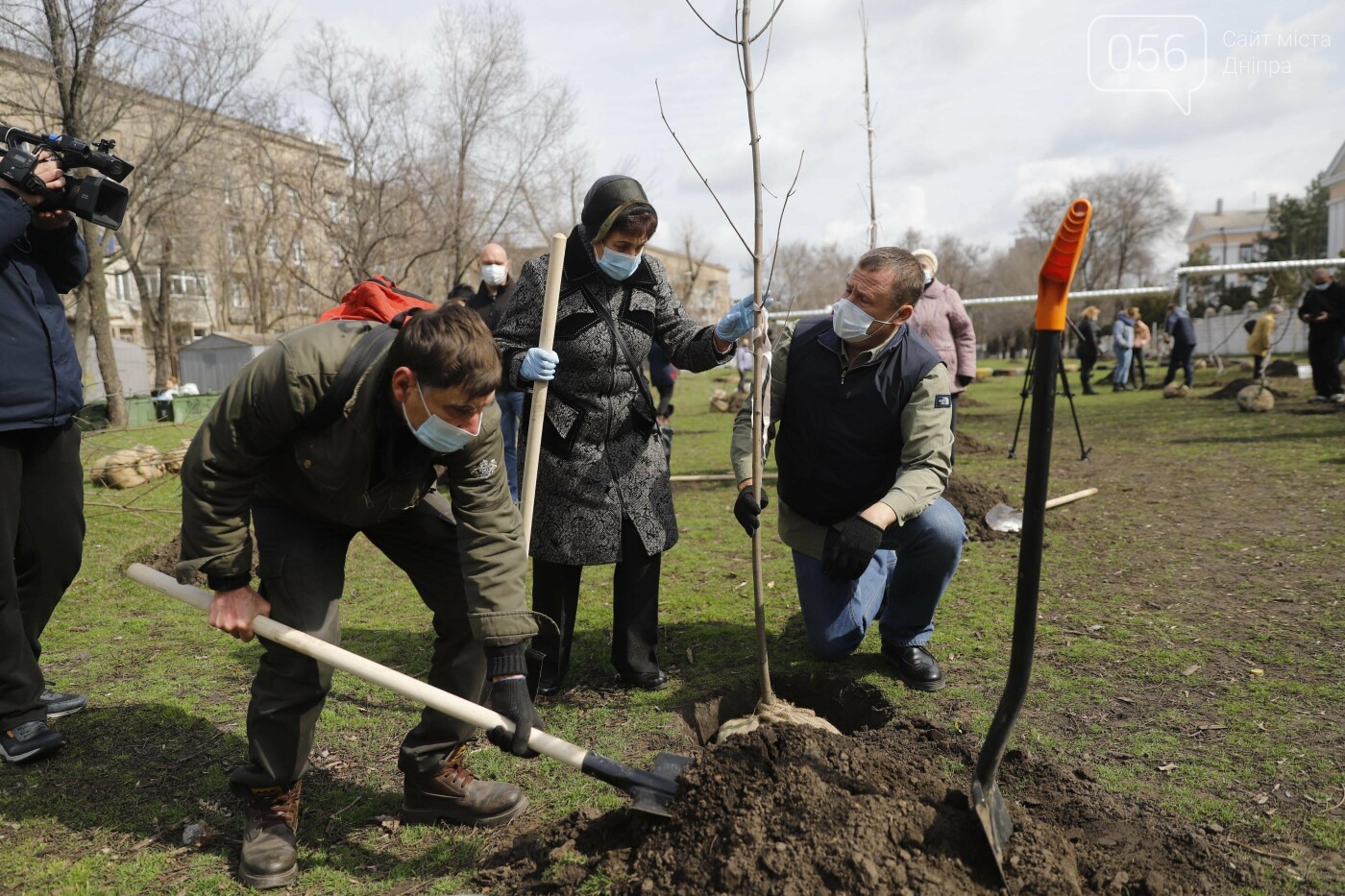 Днепр цветущий: дети и горожане элегантного возраста вмест..., фото-12 Днепр цветущий: дети и горожане элегантного возраста вместе высаживают деревья для нового сквера, фото-12