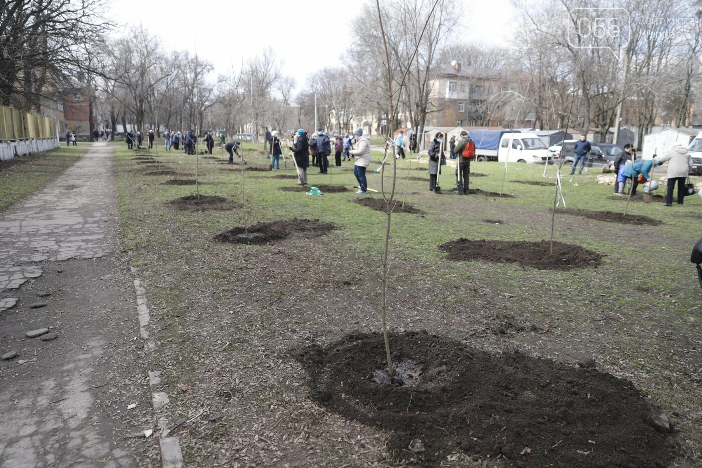 Днепр цветущий: дети и горожане элегантного возраста вмест..., фото-13 Днепр цветущий: дети и горожане элегантного возраста вместе высаживают деревья для нового сквера, фото-13