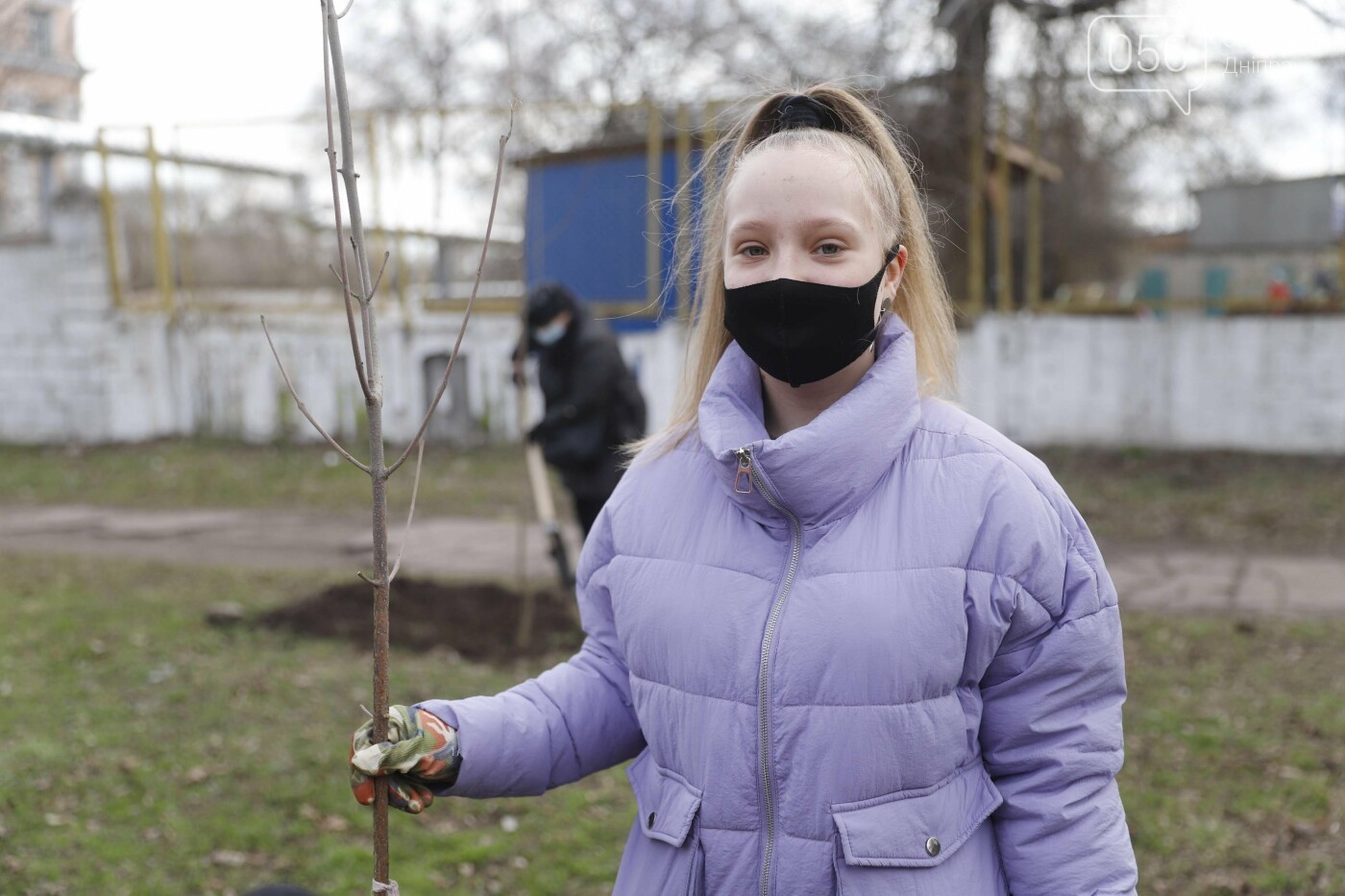 Днепр цветущий: дети и горожане элегантного возраста вмест..., фото-11 Днепр цветущий: дети и горожане элегантного возраста вместе высаживают деревья для нового сквера, фото-11