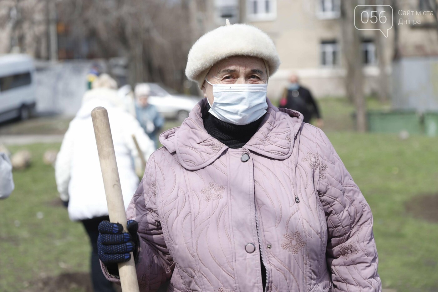 Днепр цветущий: дети и горожане элегантного возраста вмест..., фото-7 Днепр цветущий: дети и горожане элегантного возраста вместе высаживают деревья для нового сквера, фото-7