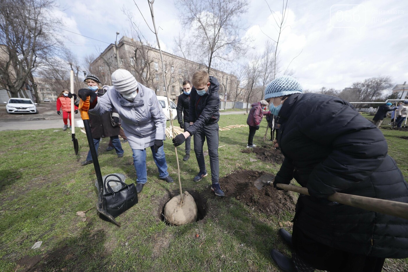 Днепр цветущий: дети и горожане элегантного возраста вмест..., фото-3 Днепр цветущий: дети и горожане элегантного возраста вместе высаживают деревья для нового сквера, фото-3