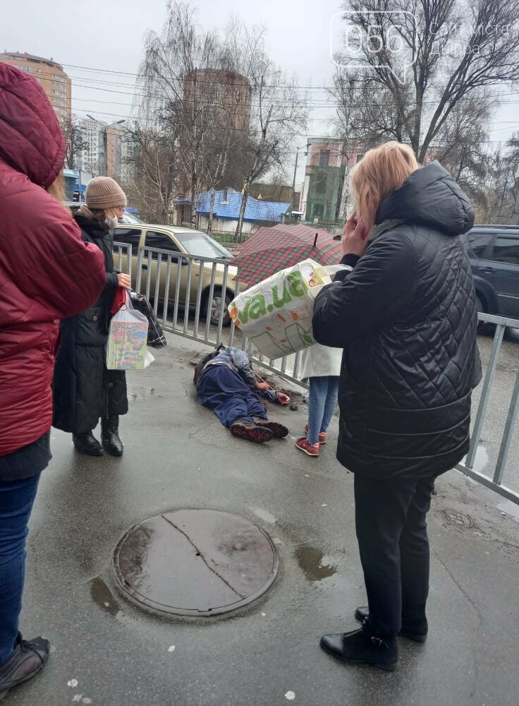 Прохожие думали, что он мертв: в центре Днепра обнаружили мужчину без сознания, фото-2