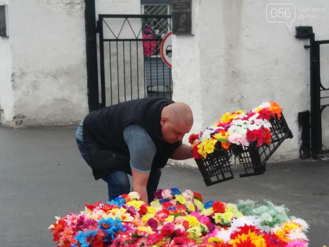 В Днепре произвели зачистку от пластиковой ритуальной атрибутики, - ФОТО, фото-4