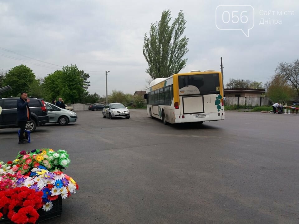 Толпы, подвоз автобусами и пластиковые цветы: как в Днепре проходят поминальные дни, фото-6