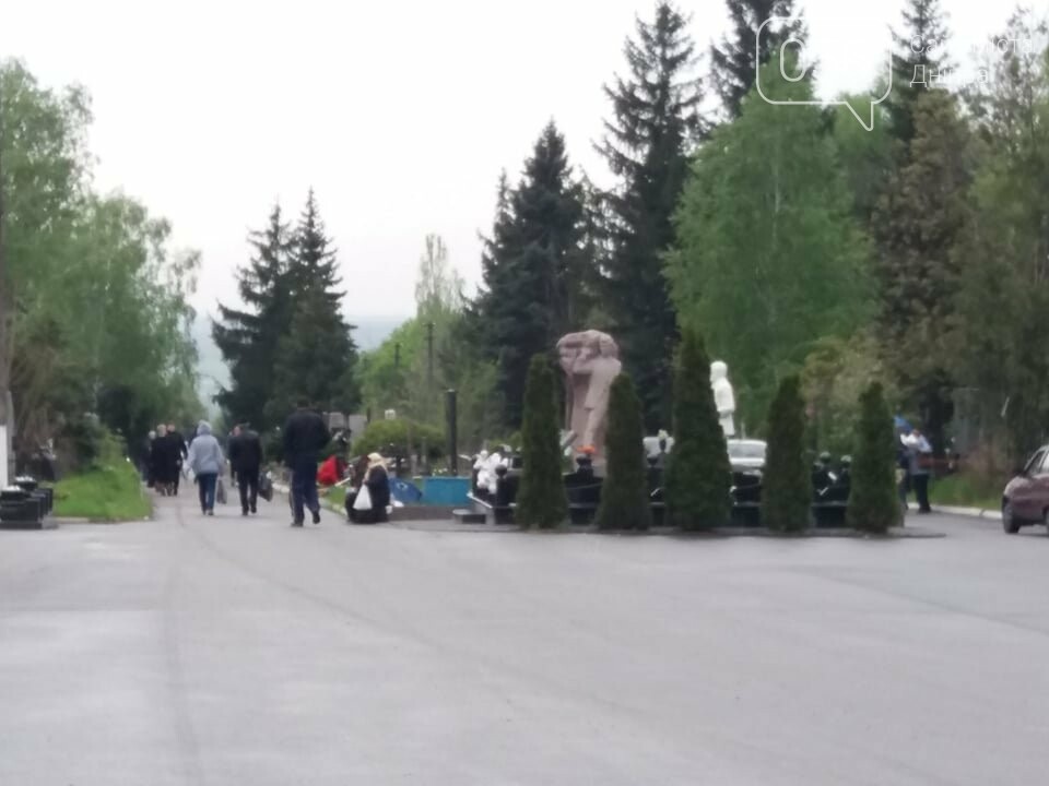 Толпы, подвоз автобусами и пластиковые цветы: как в Днепре проходят поминальные дни, фото-7