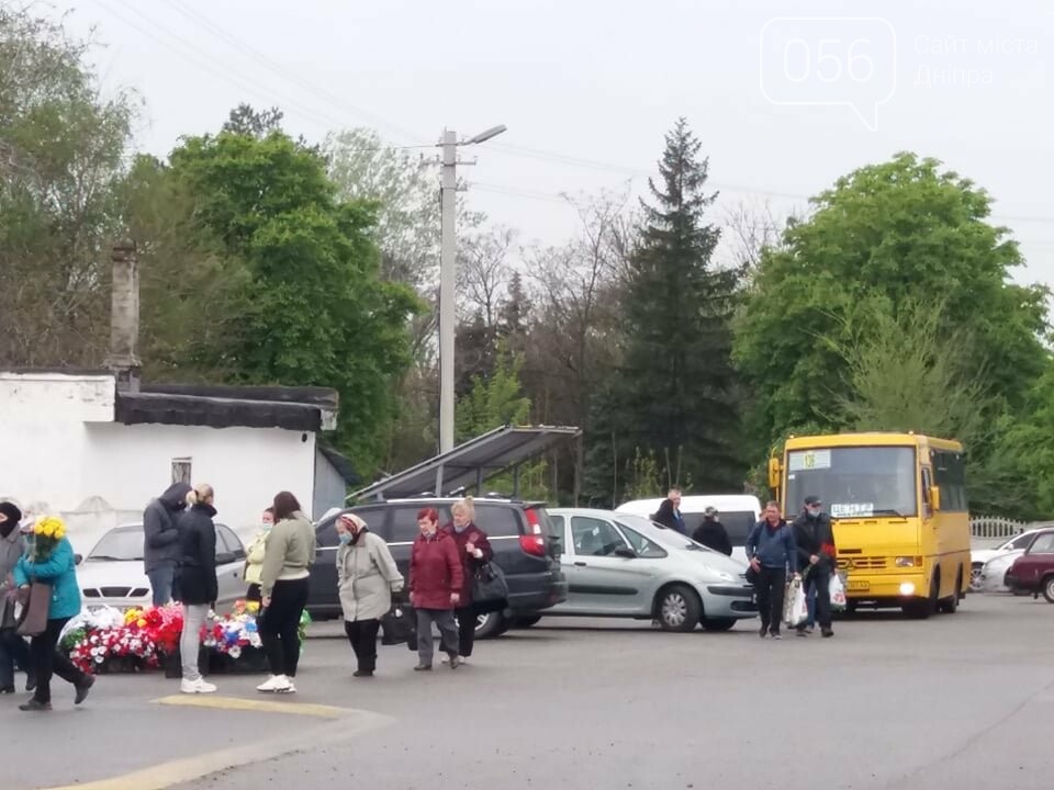 Толпы, подвоз автобусами и пластиковые цветы: как в Днепре проходят поминальные дни, фото-8